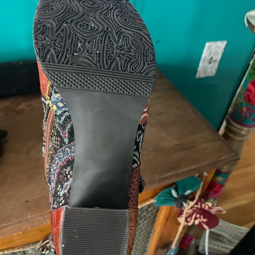 Stylish Patterned Ankle Boots - image 7